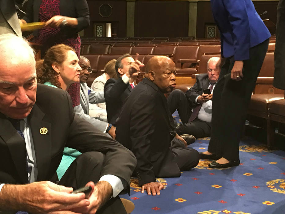 Deputados democratas protestam sentados por legislação sobre venda de armas Plenário da Câmara dos Deputados dos Estados Unidos.