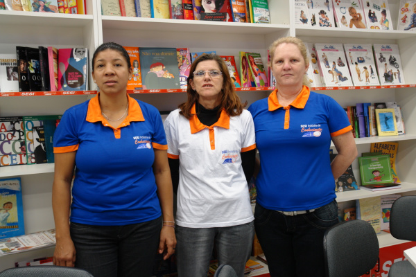 Biblioteca Virtual de Amambai incentiva busca pelo conhecimento As professoras responsáveis pela biblioteca: Maralucia Lima (E), Vilma Michelson e Vera Regina Bertolla.