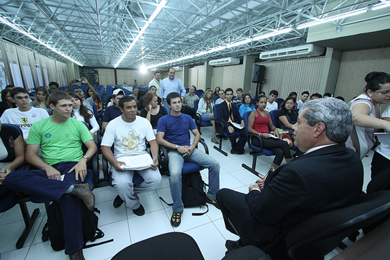 Governador anuncia a acadêmicos auxílio extraordinário de R$ 1,5 milhão para Uems