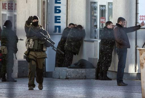 Forças russas prendem militares ucranianos durante uma operação em Simferopol (AFP, Alisa Borovikova)