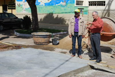 Vereador Roberto Dias ressalta construção de passarelas na cidade de Amambai Vereador Roberto Dias acompanhando a obra de construção de passarela em frente a escola Rachid Saldanha DerziFoto: Assessoria