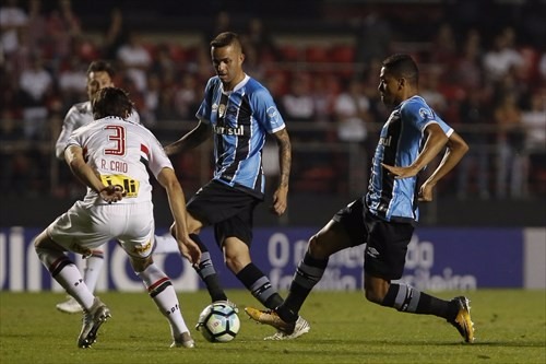 São Paulo busca o empate e segura o Grêmio São Paulo busca o empate e segura o Grêmio