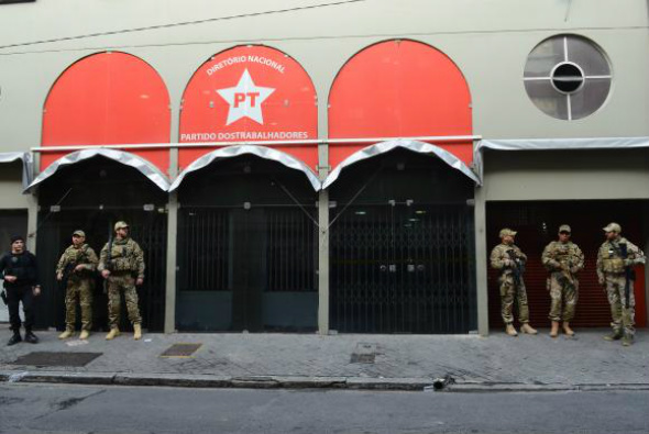 Para PT, busca na sede do partido foi "desnecessária e midiática" A Polícia Federal cumpriu mandado de busca e apreensão na sede nacional do Partido dos Trabalhadores por cerca de sete horas / Foto: Rovena Rosa/Agência Brasil