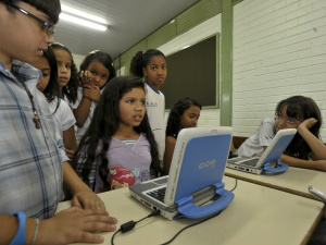 Mais de 60% dos alunos de escola pública têm computador em casa