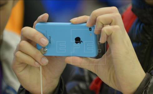 A Apple admitiu que as vendas do iPhone, com os novos iPhone 5S e 5C, superaram as expectativas. EFE/Arquivo