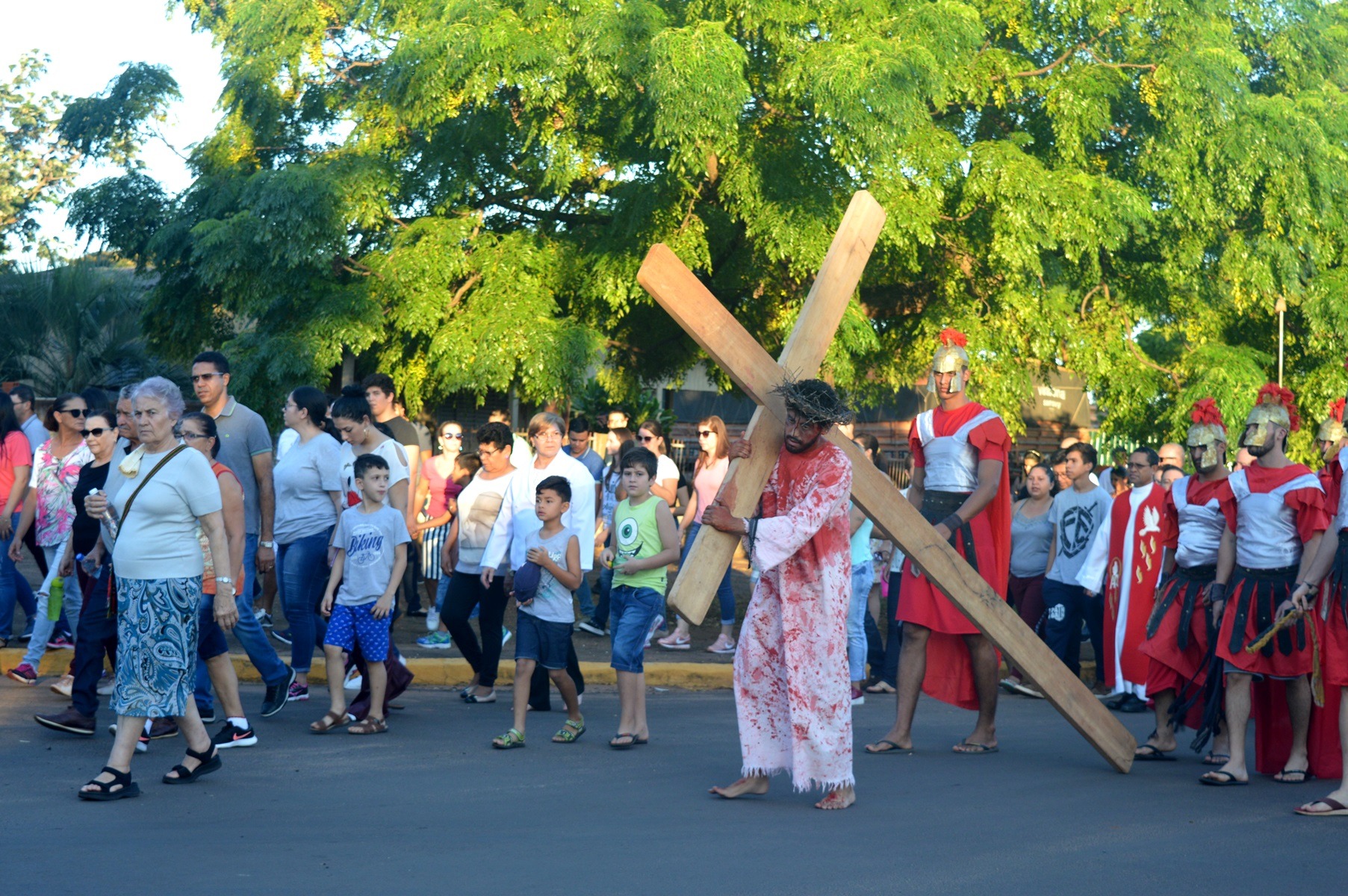 "Quaresma é tempo de conversão," diz padre de Amambai Via Sacra Viva é encenada pelos jovens da igreja e sempre emociona o público / Foto: Moreira Produções