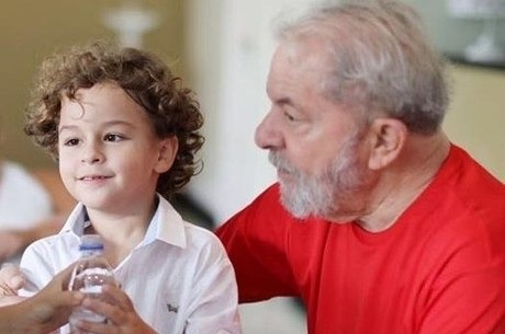 Morre em Santo André o neto de sete anos do ex-presidente Lula Ex-presidente Lula ao lado do neto / Foto: Divulgação