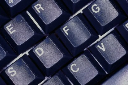 Por que as letras no teclado não seguem a ordem alfabética?