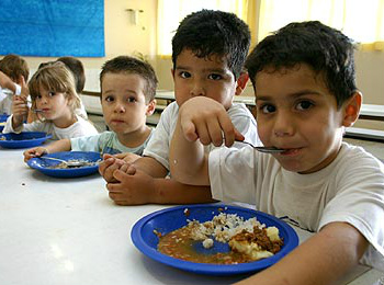 O texto original previa a alimentação especial para estudantes portadores de diabetes, hipertensão ou anemia