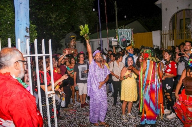 Bloco Evoé Baco deu start no Carnaval com banho de ervas abençoado pela alegria. (Foto: Paulo Francis)