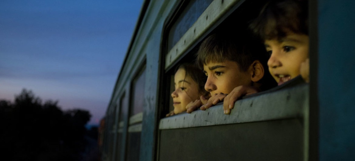 Portugal defende que migrações devem ser vistas como oportunidade Crianças migrantes num comboio na Macedónia.