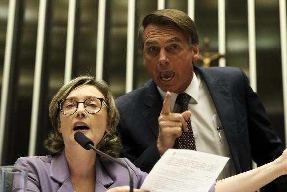 STJ confirma condenação de Bolsonaro por danos morais a Maria do Rosário O deputado Jair Bolsonaro discute com a deputada Maria do Rosário durante comissão geral, no plenário da Câmara dos DeputadosMarcelo Camargo/Agência Brasil