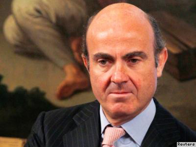 O ministro espanhol da Economia, Luis de Guindos, escusou-se hoje a responder às perguntas sobre se Espanha irá pedir um resgate para os seus bancos. 