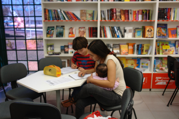 Biblioteca Virtual de Amambai incentiva busca pelo conhecimento Eliete Lopes sempre traz os filhos para a biblioteca.