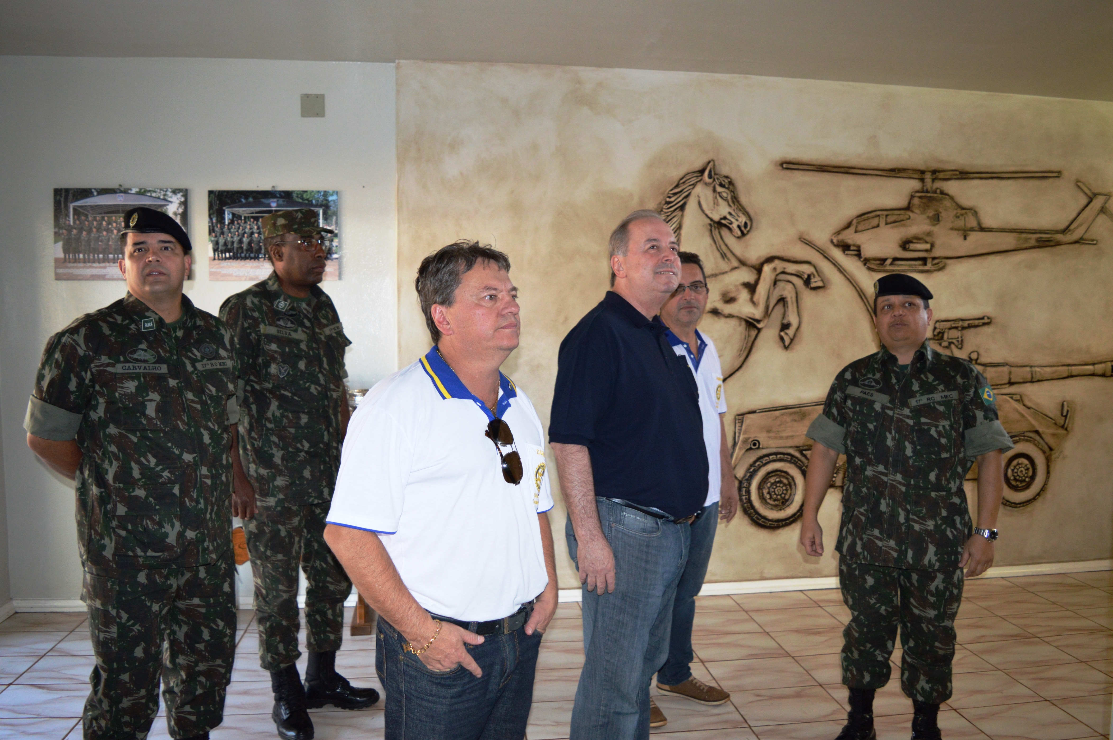 Rotary de Amambai recebeu visita do governador distrital nessa segunda (24) O presidente do Rotary de Amambai, Darlan Sarmento, o governador distrital Vladimir Marangoni durante visita ao 17º RC Mec / Foto: Moreira Produções