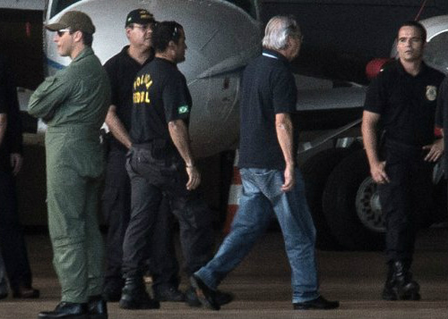 Defensoria: transferência de presos contraria lei Segundo parecer, presídios federais são para detentos em regime fechado, não em regime semiaberto, como é o caso da condenação do ex-ministro José Dirceu pelo STF