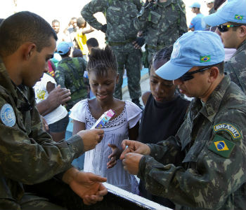 Boinas azuis da ONU no Haiti. Foto: ONU/Logan Abassi
