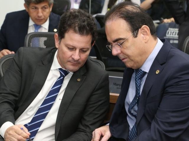 Deputados Renato Câmara (MDB) e Felipe Orro (PSDB), autor do projeto, durante a sessão (Foto: Assessoria/ALMS)