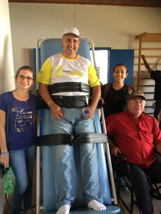 Alunos da escola Vespasiano participam de projeto com entidades de Amambai Alunos visitando membros da Unificam / Foto: Divulgação