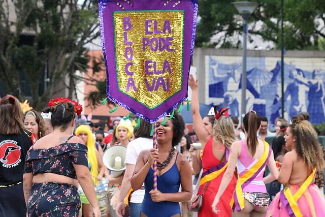 Blocos curitibanos mostram que carnaval também é político Dentro do carnaval, Bloca Ela Pode Ela Vai faz enfrentamento à violência de gênero e reafirma que as mulheres podem estar onde querem / Foto: Giorgia Prates