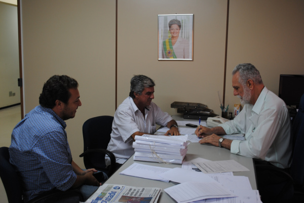 Funasa de MS reúne-se com prefeitos eleitos O superintendente estadual da Funasa de MS Pedro Terual recebeu o prefeito eleito de Aparecida do Taboado Robinho Almeida para discutirem sobre os investimentos na área de saneamento que a Fundação está realizando no município.