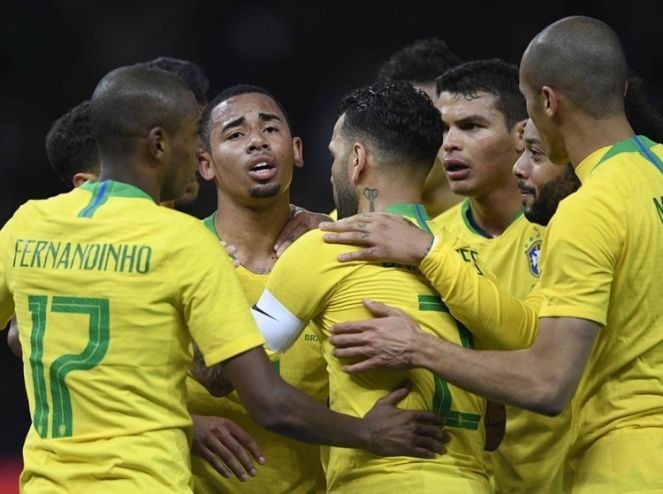 Jogadores do Brasil comemoram gol (Foto: Gazetapress)