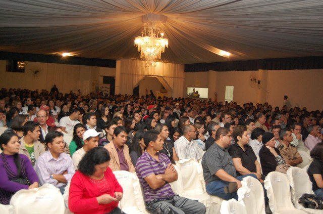 Mais de 1.000 pessoas participam anualmente das palestras oferecidas pela Parlate Eventos. 