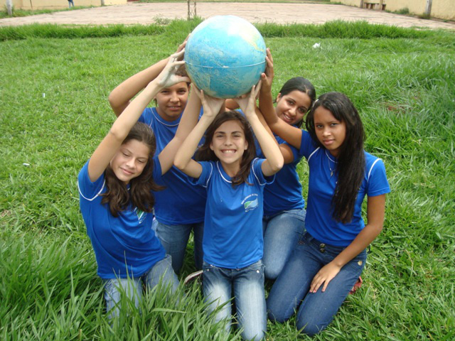 Alunos do 6º ano matutino preparam seu trabalho para a Feira.