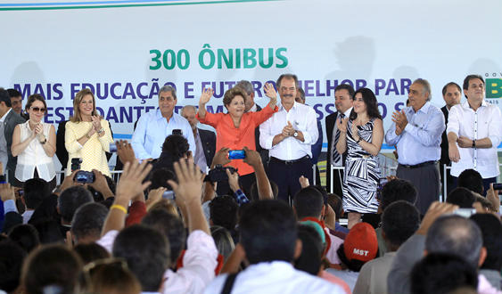  Puccinelli, presidente Dilma Roussef e o ministro da Educação Aloízio Mercandante na entrega de 300 ônibus escolares 