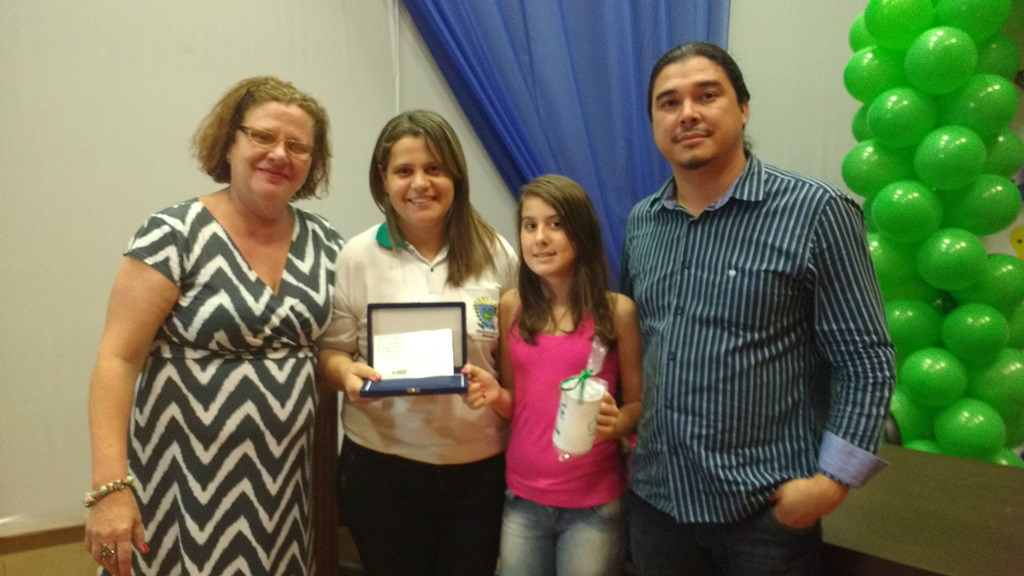 O diretor Paulo, a aluna Camila e as professoras Liziane e Viviane da escola Cel. Felipe de Brum.