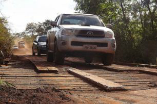 Produtores da região de Dourados cobram estradas e ponte para escoar safra A estrada de difícil acesso dificulta o transporte da colheita na região