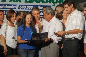 Caroline Centenaro, da escola Dr. Fernando Corrêa da Costa, foi a primeira aluna a receber seu notebook do governador na solenidade de fevereiro de 2011.