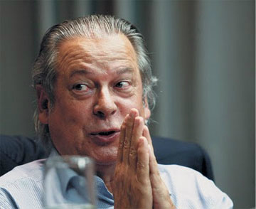 Condenado no mensalão, José Dirceu entrega passaporte Ex-ministro da Casa Civil, José Dirceu