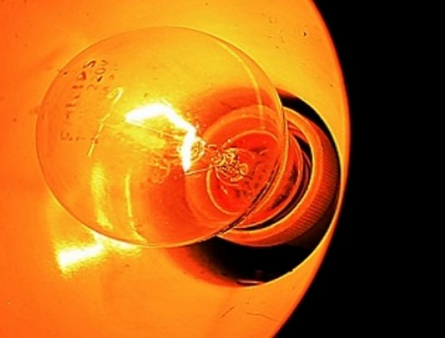 Contas de luz devem ter cobrança adicional em agosto Bandeira vermelha
