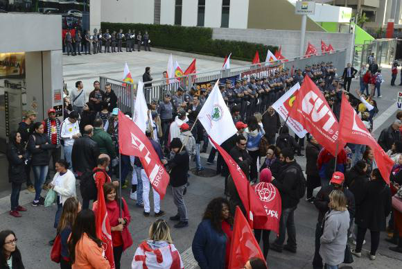 Movimentos sociais fazem manifestação em frente à sede da Petrobras, na Avenida Paulista