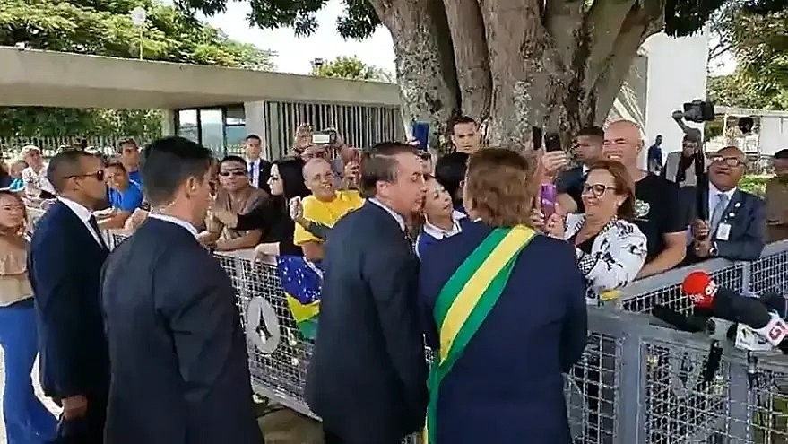 Comediante Márvio Lúcio ofereceu bananas a jornalistas na saída do Palácio do Alvorada, encenando ao lado do presidente - Reprodução Facebook - Jair Bolsonaro