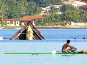 Operação de retirada do barco que naufragou no Lago Paranoá será concluída hoje Operação de retirada do barco que naufragou no Lago Paranoá será concluída hoje
