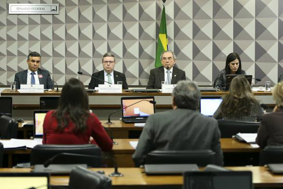 Comissão encerra semana com depoimentos de testemunhas de defesa Brasília - Francisco José Pontes Ibiapina, ex-secretário executivo do Ministério do Trabalho e Emprego, o relator Antônio Anastasia, e o presidente da Comissão do Impeachment, senador Raimundo Lira, durante audiência para ouvir testemunhas de defesa da presidenta afastada Dilma Rousseff