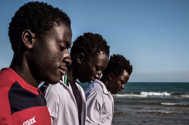 Grupo de meninos da Gambia em Pozzallo, na Sicília. Foto: Unicef/UN020035/Gilbertson VII Photo