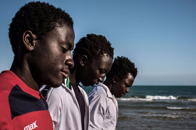 Unicef: violência e conflito são fatores para fuga de crianças migrantes Grupo de meninos da Gambia em Pozzallo, na Sicília. Foto: Unicef/UN020035/Gilbertson VII Photo