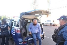 Advogado é preso em flagrante tentando entrar com droga no presídio feminino Advogado chega à delegacia para prestar depoimento. (Foto: Paulo Frqncis)