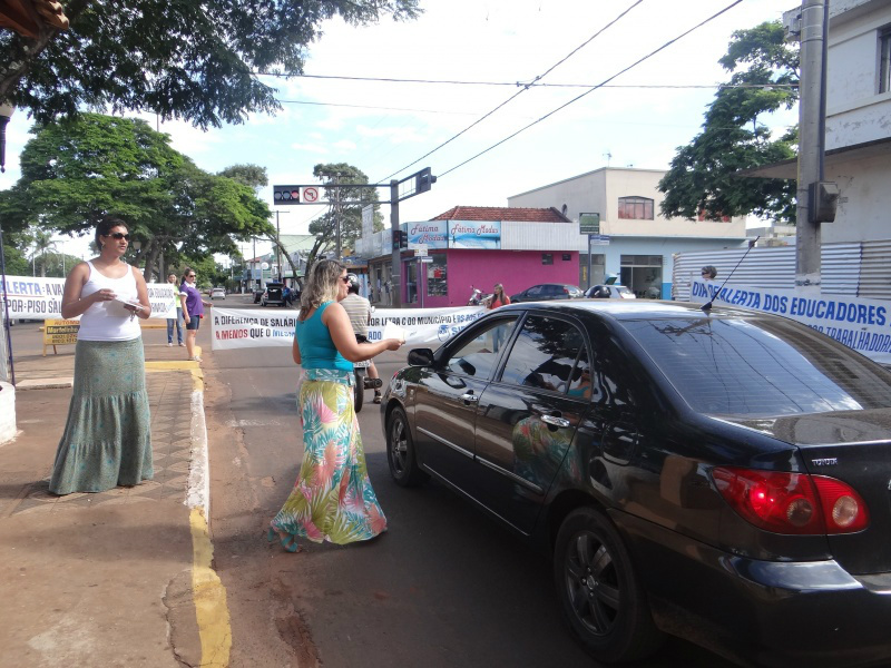 Panfletagem e faixas foram utilizados para a conscientização / Foto: Moreira Produções