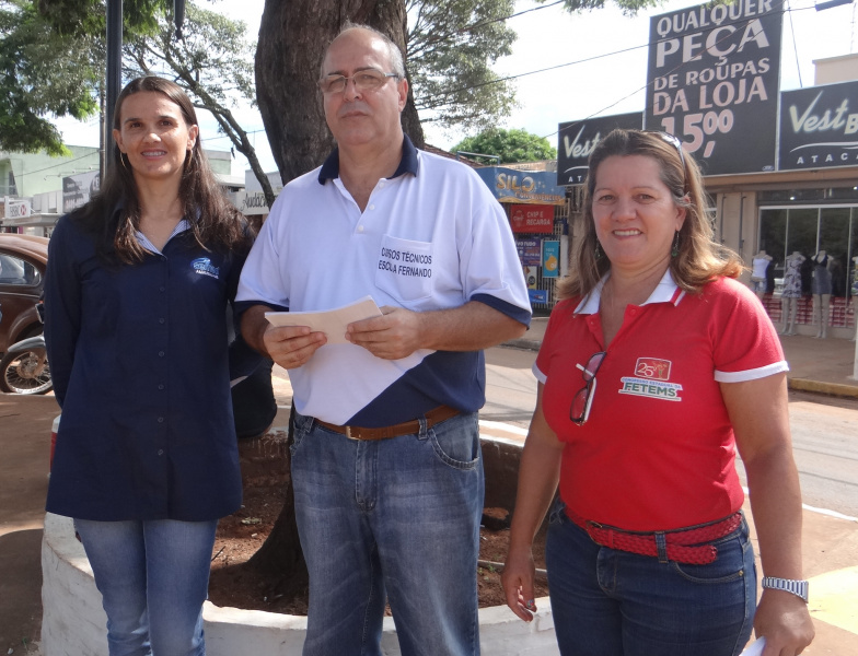 A secretária de Educação, Vera Lorensetti (E), junto ao professor Jorge Karasek e a presidente do Simted, Olga Mariano / Foto: Moreira Produções