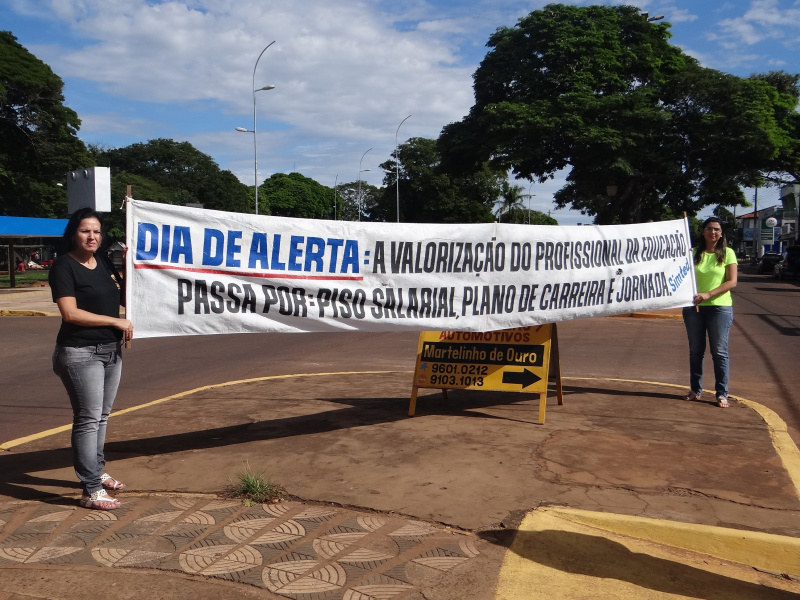 Professores estiveram entregando panfletos e segurando faixas de conscientização na avenida Pedro Manvailer / Foto: Moreira Produções