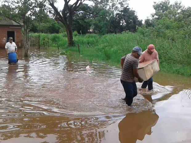 MS tem 19 cidades em emergência por conta de estragos da chuva Moradores se viram como podem para salvar os bens em Bela Vista (Foto: Divulgação/ Defesa Civil)