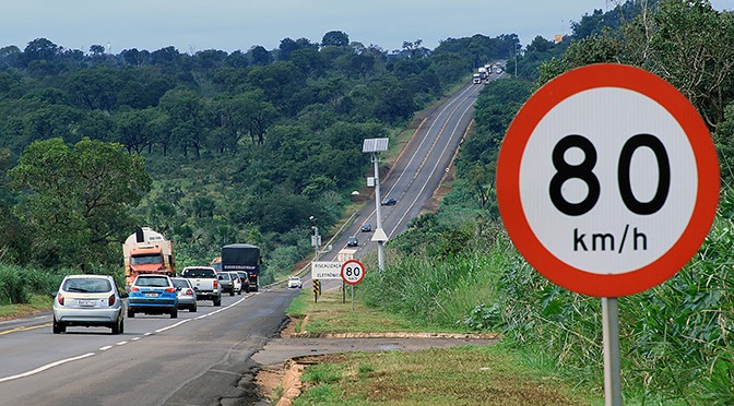 Especialistas do Detran alertam sobre cuidados com o veículo no Carnaval Durante a viagem o condutor deve manter distância de segurança do veículo que segue a sua frente. Foto: Edemir Rodrigues