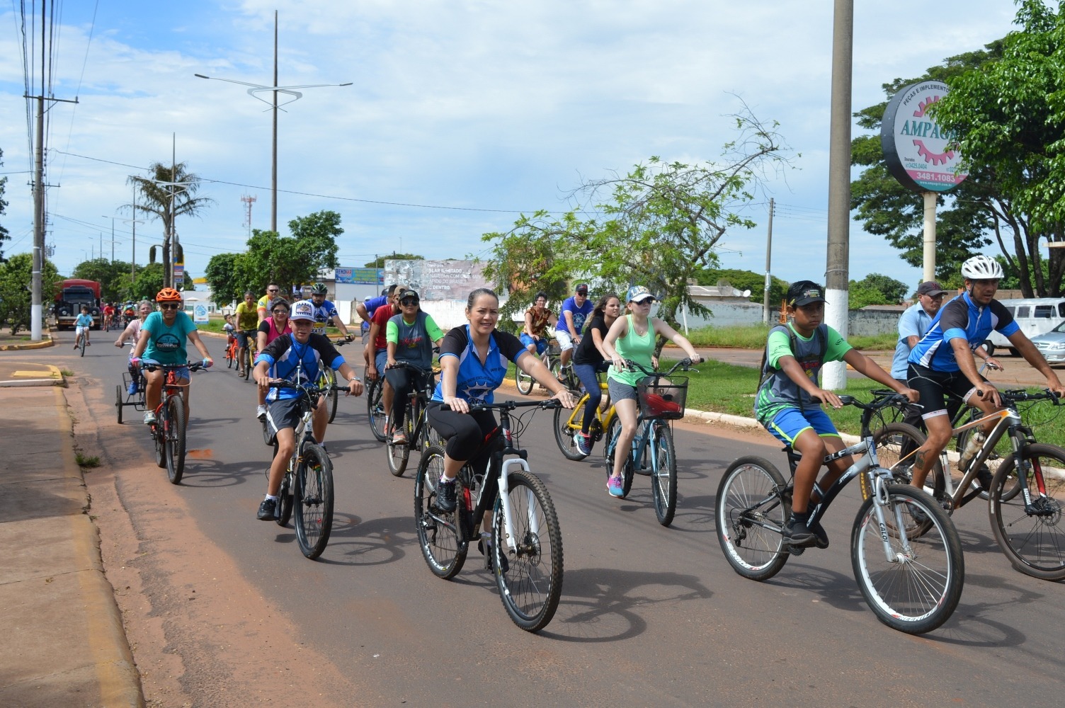 Pedalada Solidária acontece neste domingo em Amambai No ano passado, o evento reuniu centenas de mulheres amambaienses / Foto: Moreira Produções