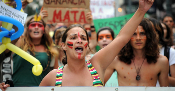 Manifestantes saem pelas ruas de SP em defesa dos direitos dos Guaraní Kaiowás Manifestantes saem pelas ruas de SP em defesa dos direitos dos Guaraní Kaiowás
