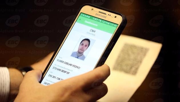 Carteira de habilitação eletrônica é aprovada pelo Conatran Após registro com certificado digital, documento é acessado por QRCode