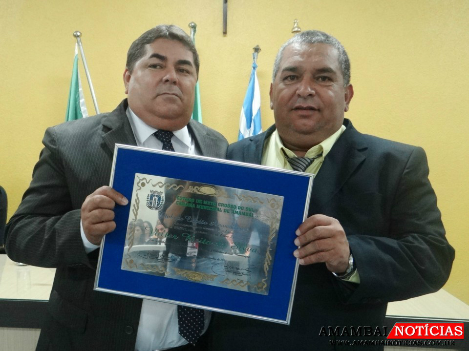 Dez personalidades receberam o título de Cidadão Amambaiense nessa quinta (10) O vereador Valter Brito foi um dos homenageados da noite / Foto: Moreira Produções